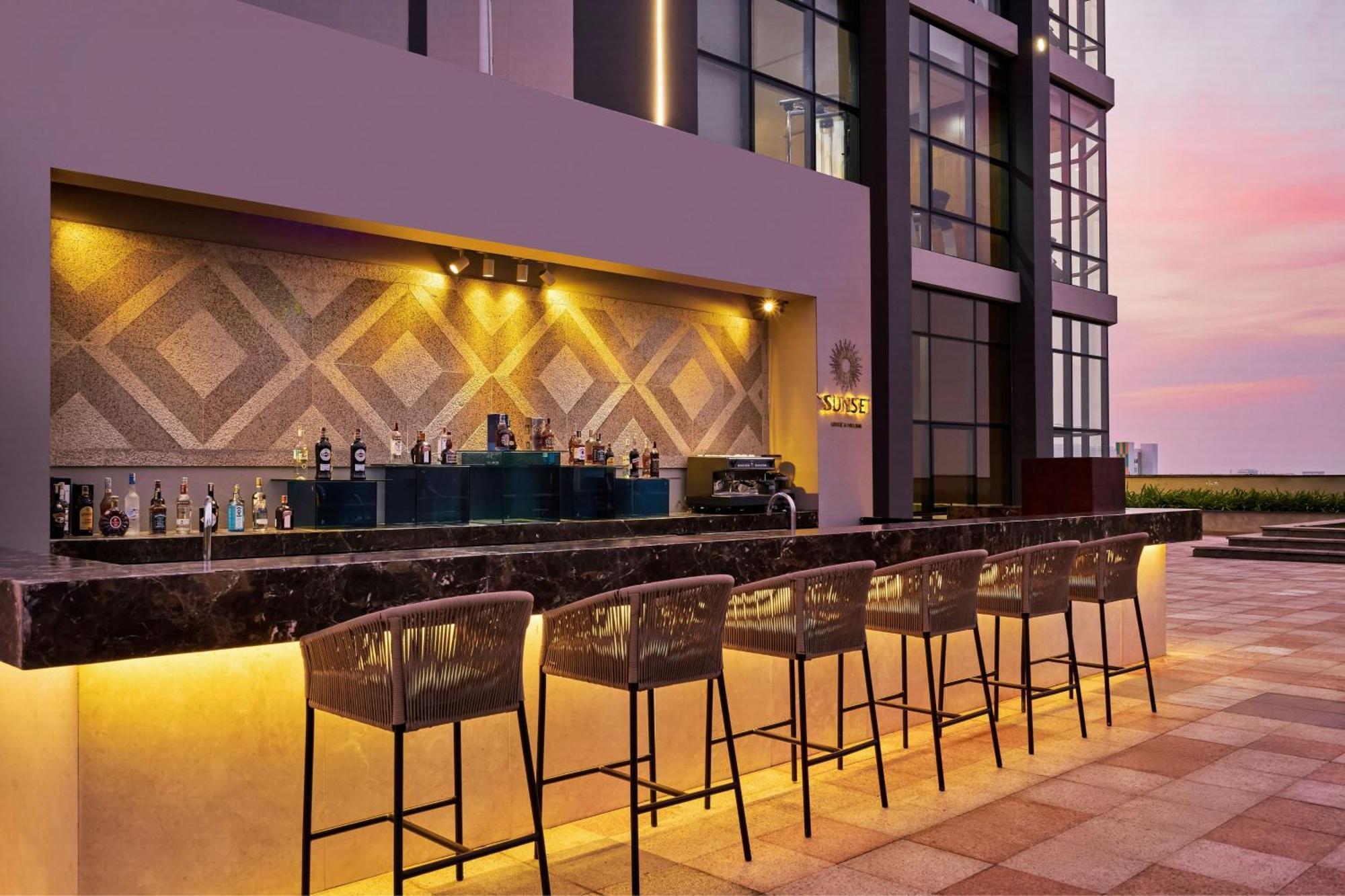 Sheraton Can Tho Exteriör bild The Bar