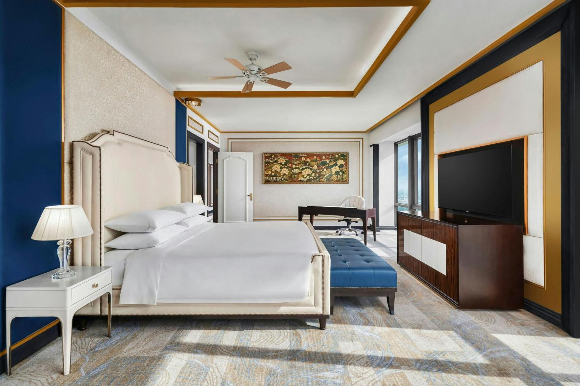 Sheraton Can Tho Exteriör bild A bedroom at the hotel