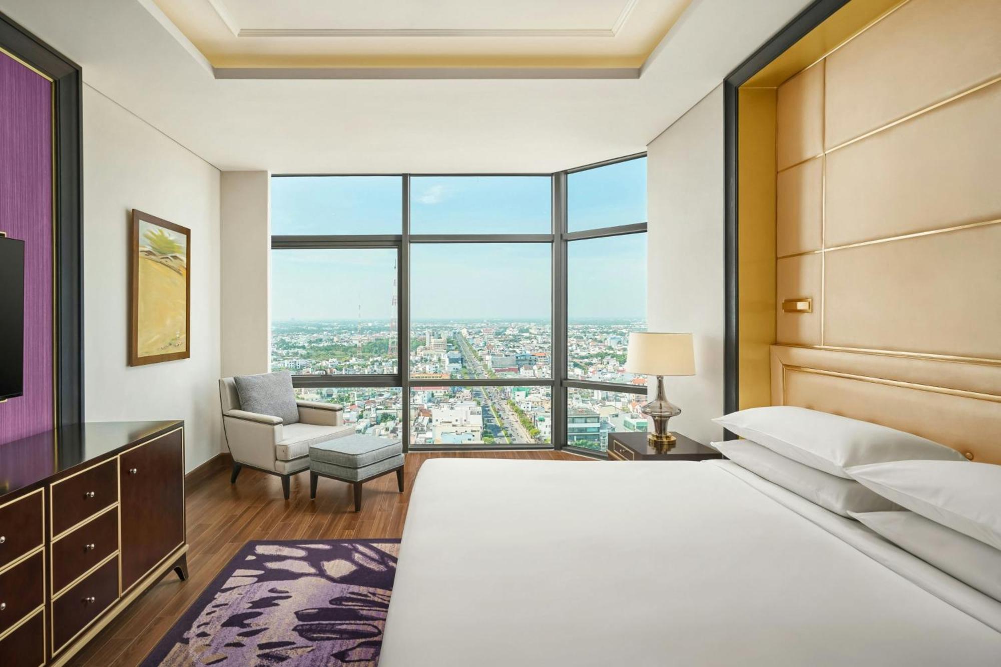Sheraton Can Tho Exteriör bild A bedroom at the hotel